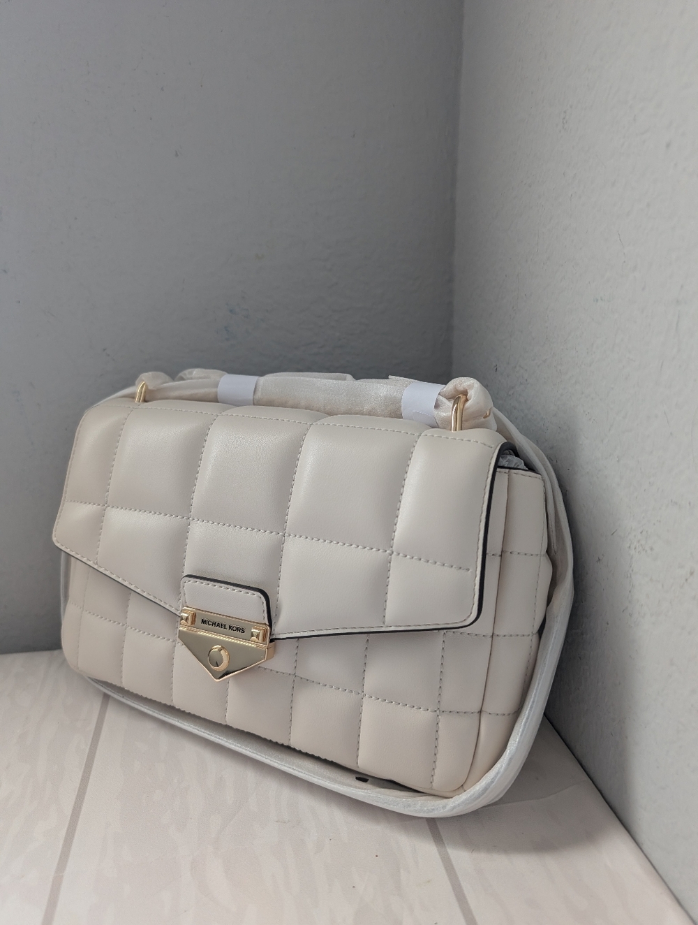 NWT Michael Kors Soho Large Quilted Shoulder Bag in Lt. Cream - Picture 2 of 4